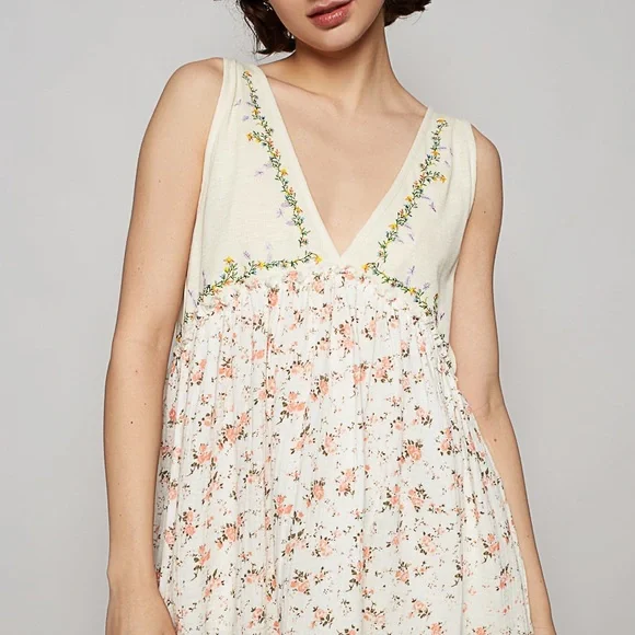 #038 POL Floral Embroidered V-Neck Top - Picture 5 of 6